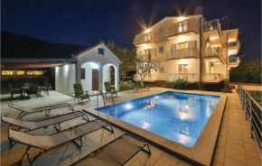 Гостиница One-Bedroom Apartment in Kastel Luksic  Каштел Камбеловац